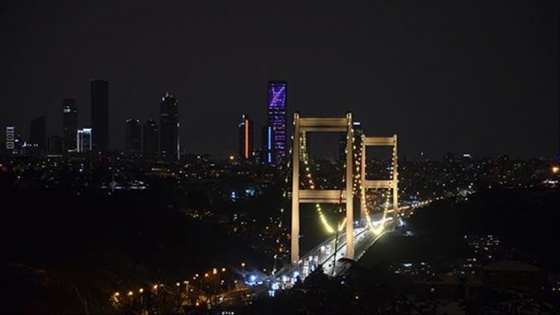 İstanbul'un köprüleri, Çocukluk Çağı Kanser Günü'ne dikkati çekmek için ışıklandırıldı