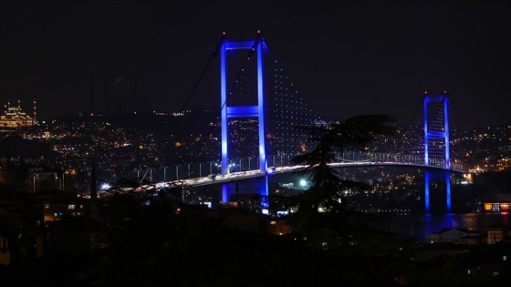 İstanbul'un kuleleri ve köprüleri maviye büründü