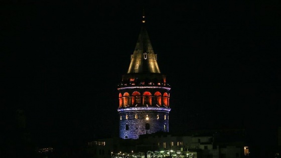 İstanbul'un simgeleri 'mavi-turuncu'ya büründü