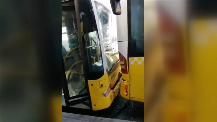 İstanbul'da 2 metrobüsün çarpıştığı kazada bir yolcu yaralandı