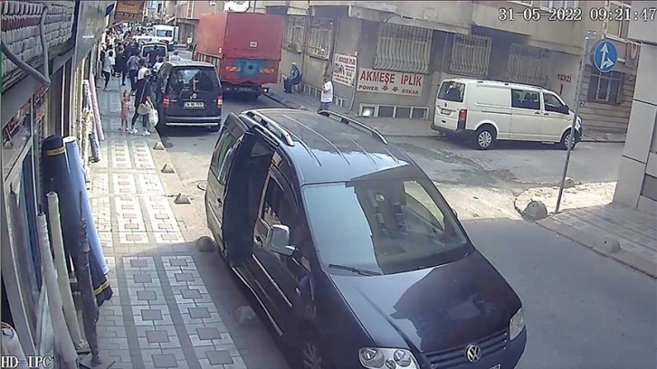 İstanbul’da 3. kattan düşen çocuğu esnaf havada yakaladı