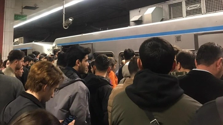 İstanbul'da arızalanan metroda yolcular mahsur kaldı