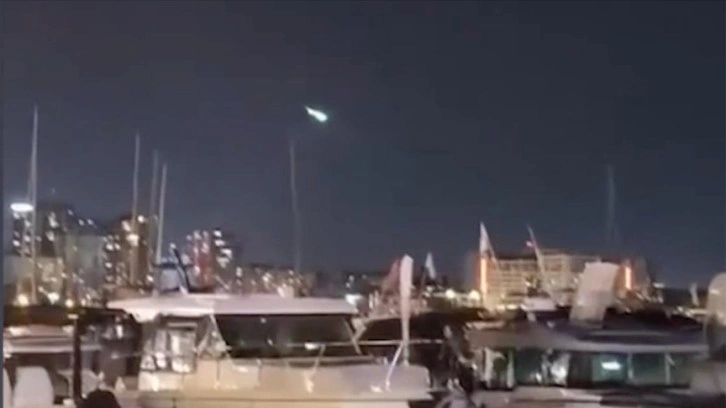 İstanbul'da gökyüzünden süzülen parlak ışık kümesi görüldü