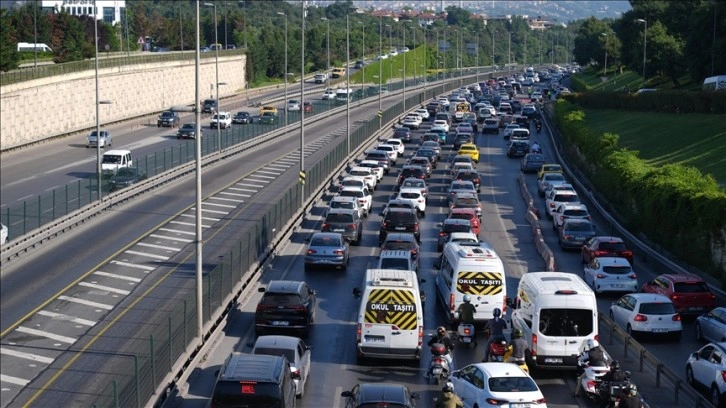 İstanbul'da haftanın dördüncü iş günü trafik yoğunluğu
