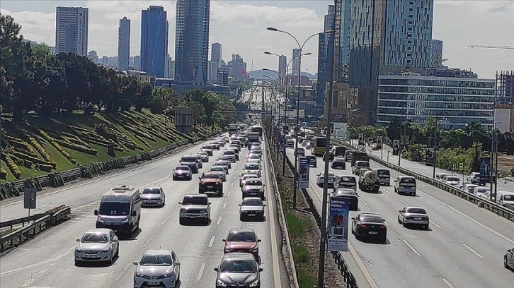 İstanbul'da haftanın ilk günü trafik yoğunluğu görülüyor