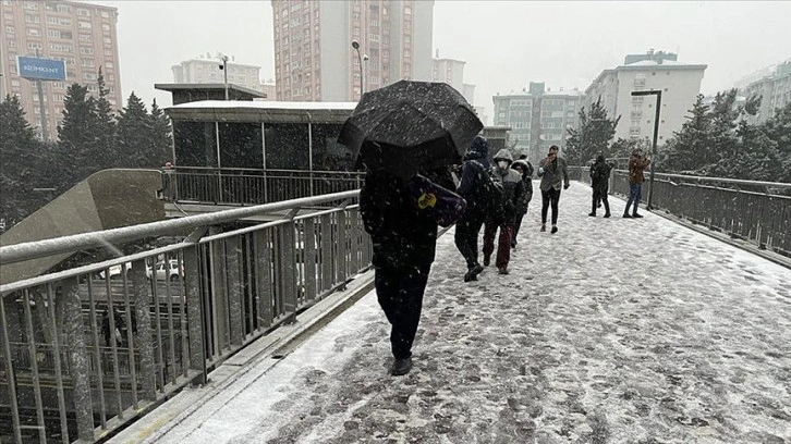 İstanbul'da kar yağışı aralıklarla etkisini sürdürüyor