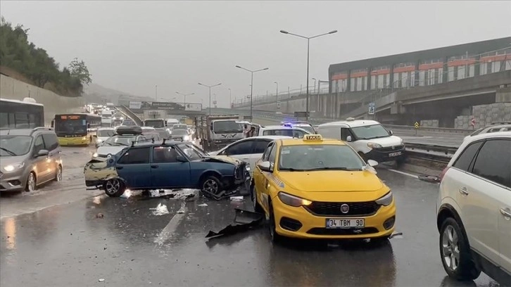 İstanbul'da kuvvetli yağış hayatı olumsuz etkiledi