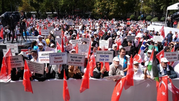 İstanbul'da LGBT propagandasına karşı "Büyük Aile Buluşması" sessiz yürüyüşle tamamla