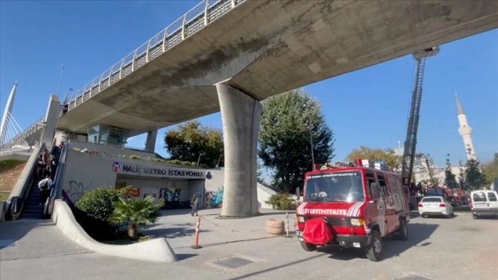 İstanbul'da metro hattının kablolarındaki yanma, seferlerde aksamaya sebep oldu