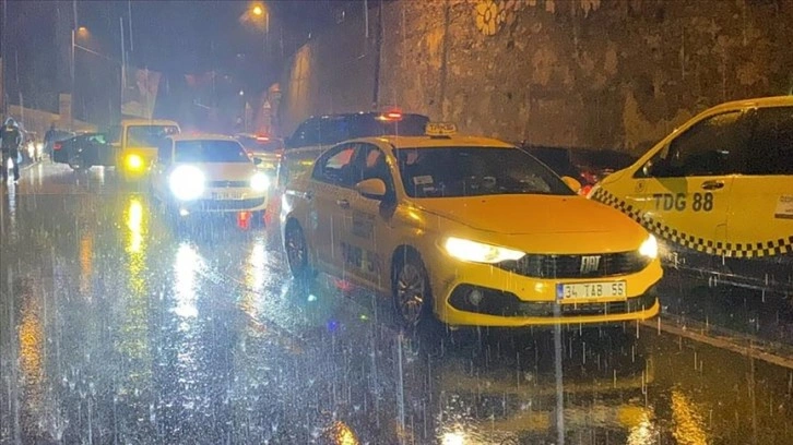 İstanbul'da sağanak ve şiddetli rüzgar etkili oldu