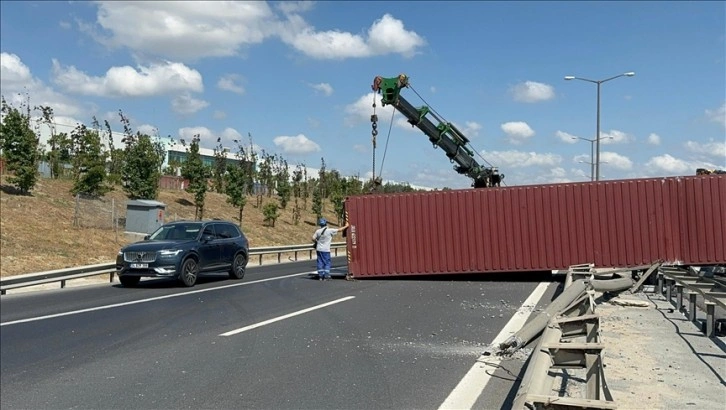 İstanbul'da TEM Otoyolu'nda tır devrildi