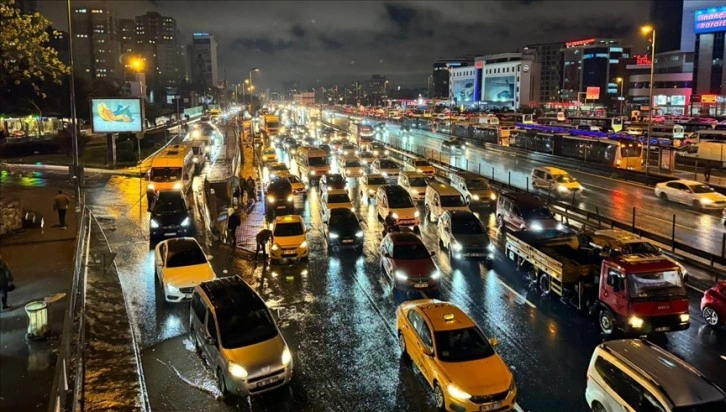 İstanbul'da trafik yoğunluğu akşam saatlerinde yüzde 89 oldu