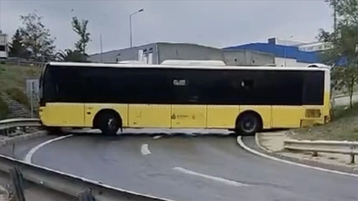 İstanbul'da virajı alamayan İETT otobüsü, bariyerlere çarpıp yolu kapattı
