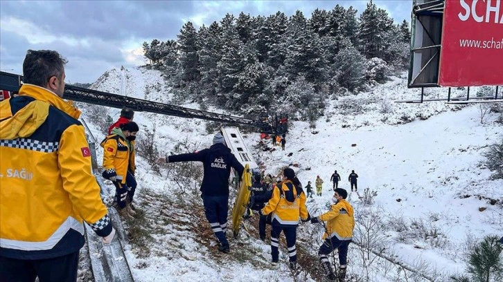 İstanbul'da yolcu otobüsü şarampole yuvarlandı, iki kişi hayatını kaybetti