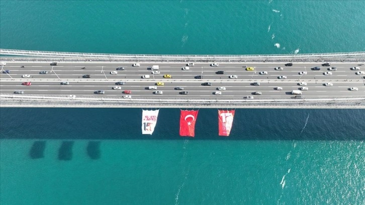 İstanbul'daki köprülere Türk bayrağı asıldı