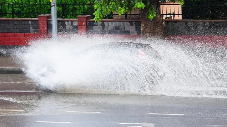 İstanbul'un bazı bölgelerinde sağanak etkili oluyor