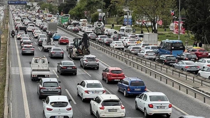İstanbul'un birçok noktasında trafik yoğunluğu yaşanıyor