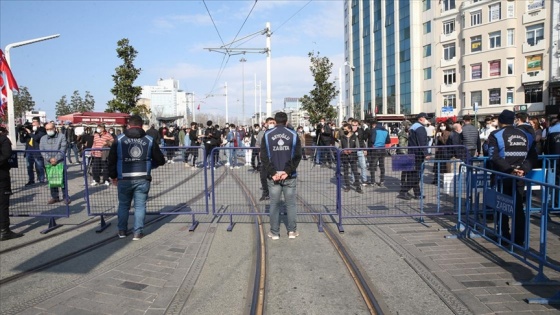 İstiklal Caddesi Kovid-19 tedbirleri kapsamında belirli aralıklarla yaya girişine kapatılıyor