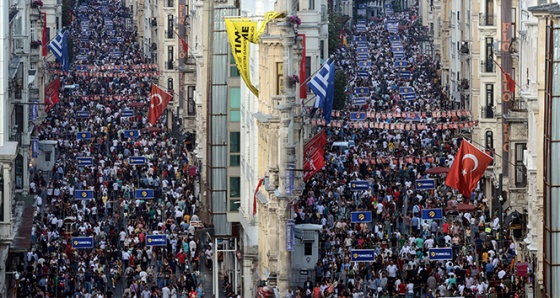 İstiklal Caddesi’nde insan seli !