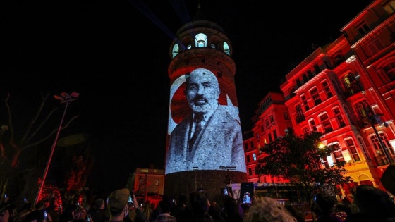 İstiklal Marşı'nın 100. yılına özel Galata Kulesi'nde ışık gösterisi yapıldı