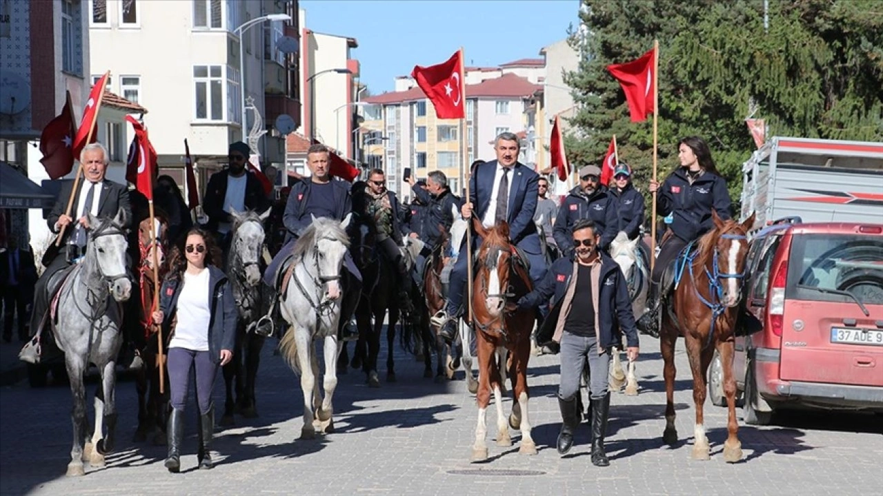 İstiklal Yolu'nu at sırtında geçtiler