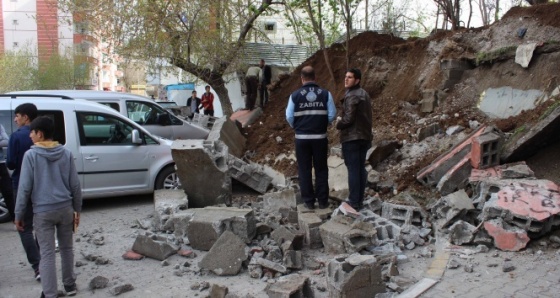 İstinat duvarı araçların üzerine çöktü