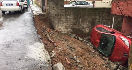 İstinat duvarı çökünce park halindeki araç bahçeye uçtu