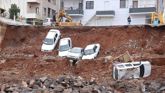 İstinat duvarının çökmesi sonucu 6 araç yandaki inşaatın temel kazı alanına düştü