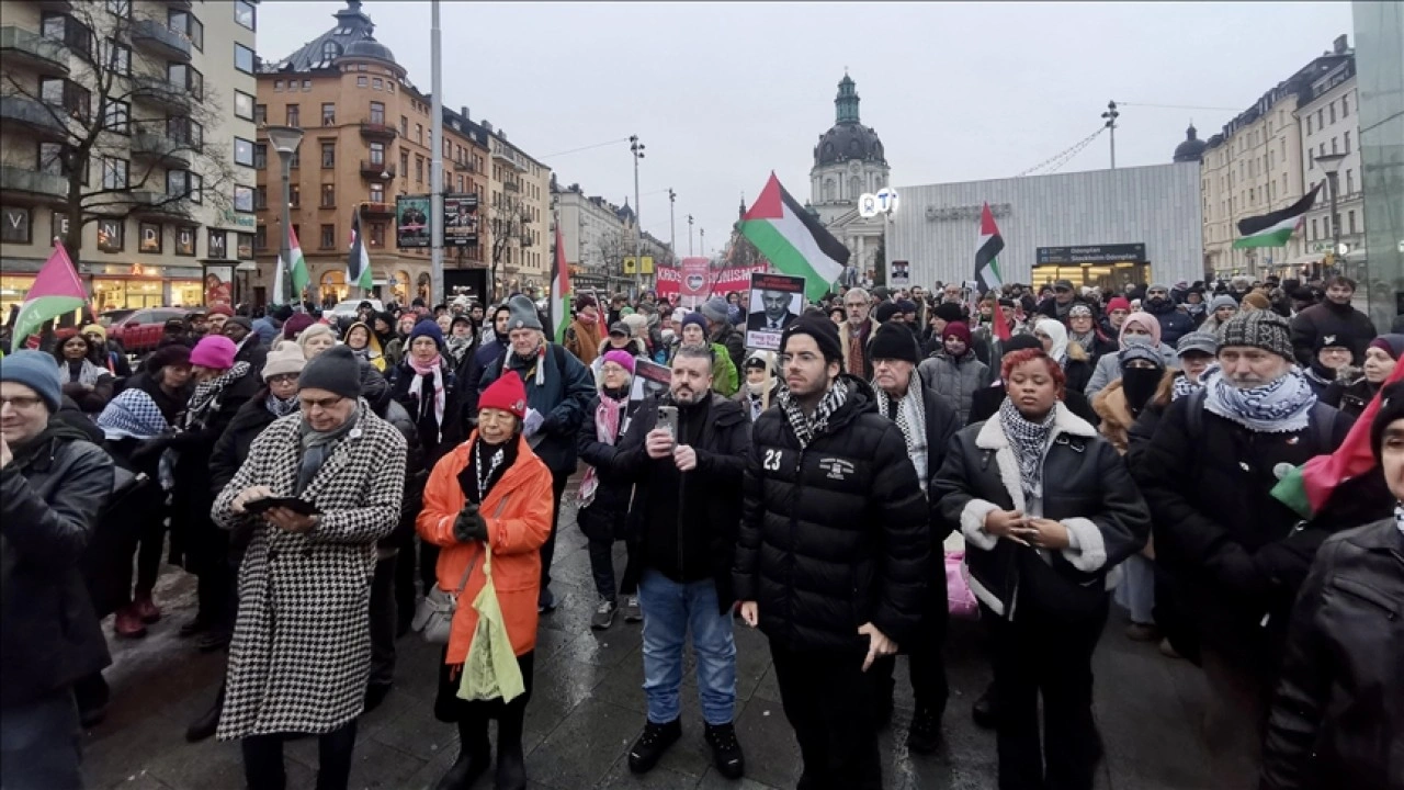 İsveç'in başkenti Stockholm'de yüzlerce kişi Filistin'e destek için Meclis'e yür