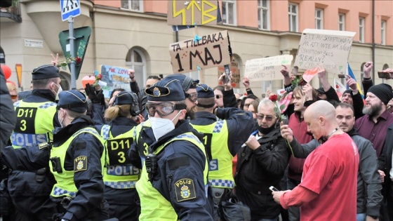 İsveç'te 1 Mayıs'ı bahane ederek Kovid-19 kısıtlamalarını protesto eden gruba polis müdahalesi