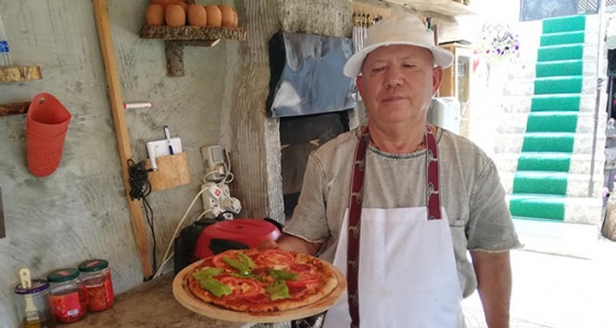 İsveç'te emekli olup köyünde pizzacı açtı