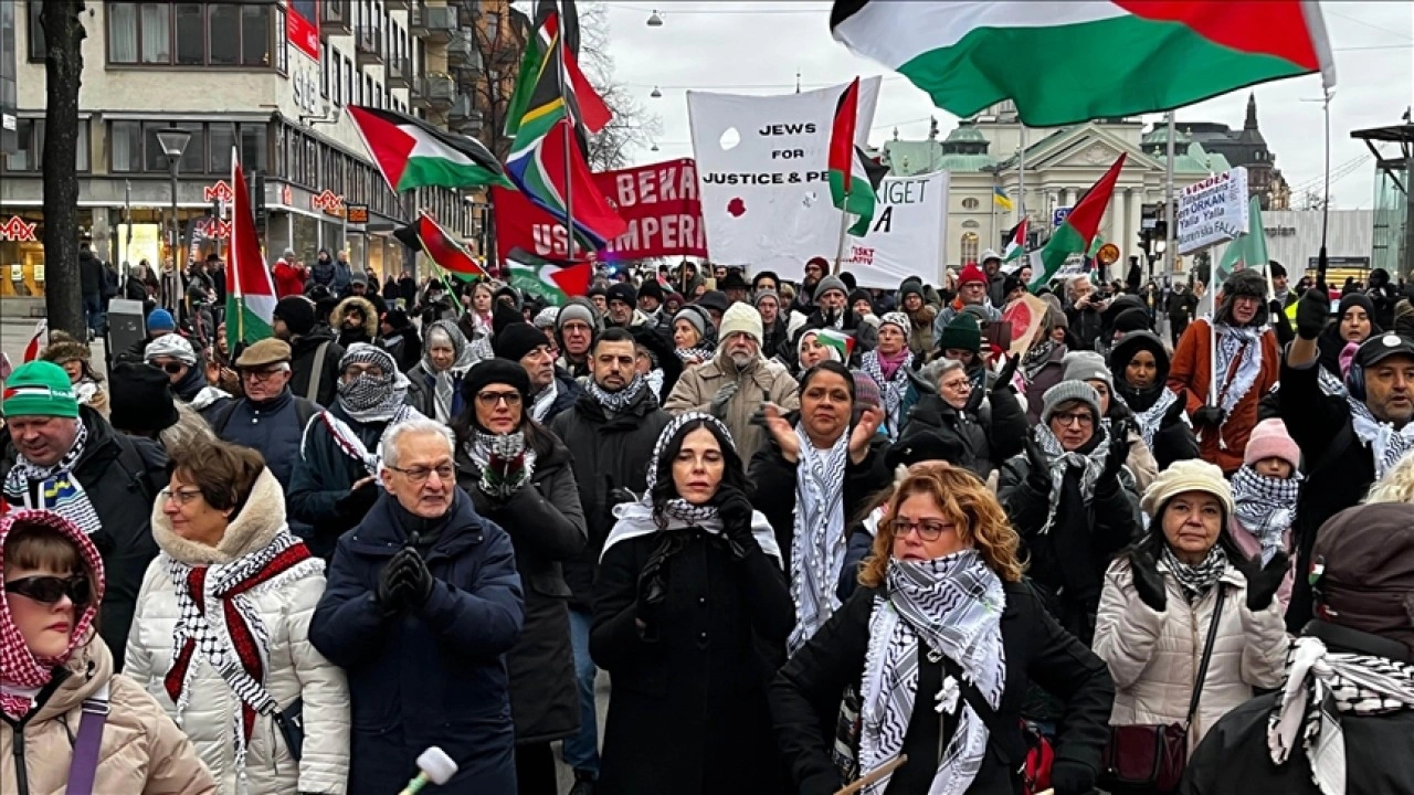 İsveç'te Filistin destekçileri, Trump'ın Filistinlileri yerinden etme planını protesto ett