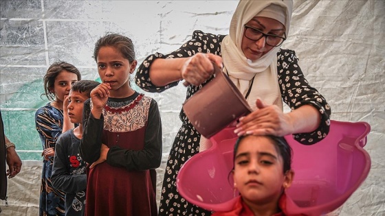 İsveç&#039;ten gelen gönüllü kuaförler, İdlibli yetim kız çocuklarının saçlarını ördü