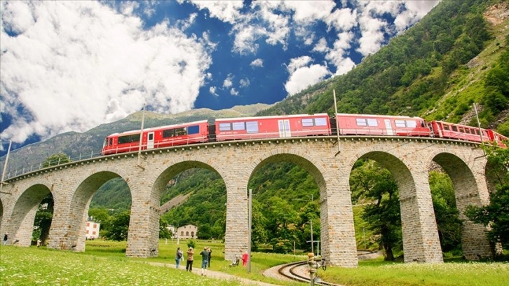 İsviçre'de dünyanın en uzun yolcu treni sefer yaptı