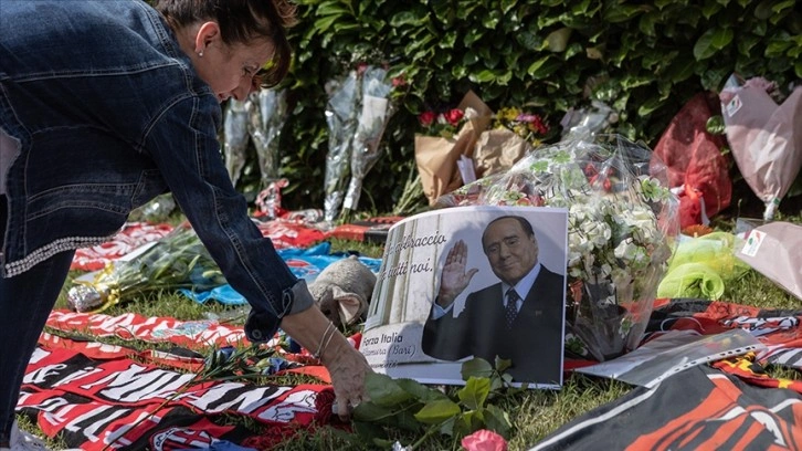 İtalya, Berlusconi için ulusal yas ilan edilmesini tartışıyor