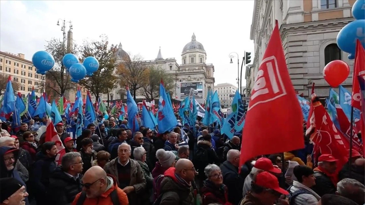 İtalya'da çalışanlar, hükümetin bütçe planını protesto için genel greve gitti