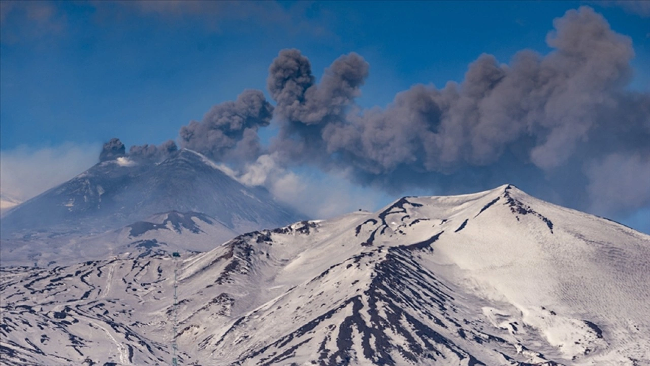 İtalya'da Etna Yanardağı'nda yeniden lav akışı meydana geldi