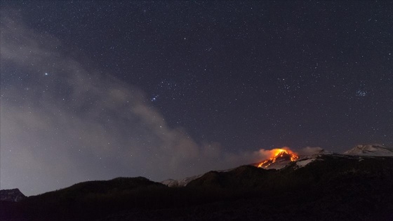 İtalya'da Etna yanardağı yeniden faaliyete geçti