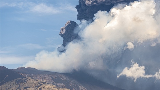 İtalya'da Etna Yanardağı yeniden kül ve lav püskürttü