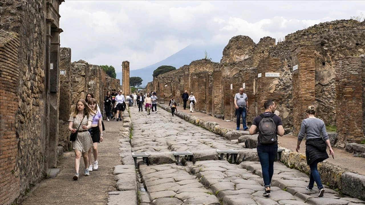 İtalya'da ziyaretçi akınına uğrayan yerlerde turist yoğunluğuna karşı bazı tedbirler alınıyor