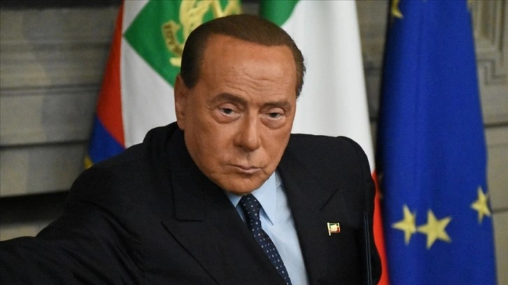 İtalya'da eski başbakan Berlusconi seçimlerde aday olmayı düşünüyor