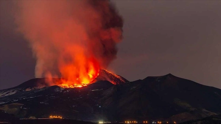 İtalya'da Etna Yanardağı bu yıl ilk kez lav püskürttü