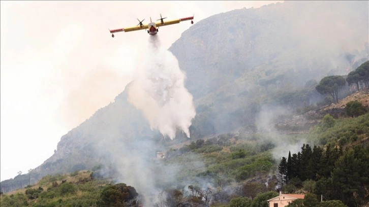 İtalya'da Napoli yakınlarında çıkan orman yangını kontrol altına alındı