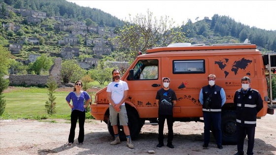 İtalyan turist kendisini Fethiye&#039;de karantinaya almanın keyfini yaşıyor