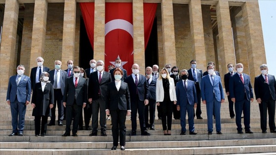 İYİ Parti Genel Başkanı Akşener Anıtkabir'i ziyaret etti