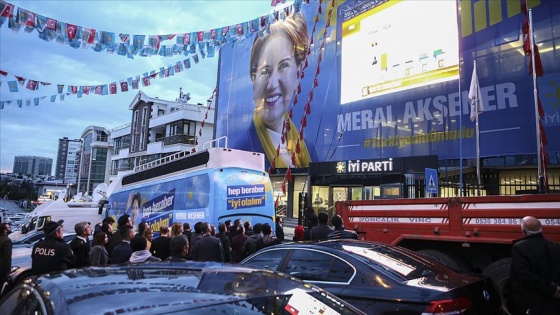 İYİ Parti'liler sonuçları genel merkezde izliyor