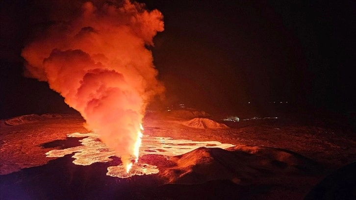 İzlanda'nın Reykjanes Yarımadası'nda 3 ayda 3. yanardağ patlaması meydana geldi