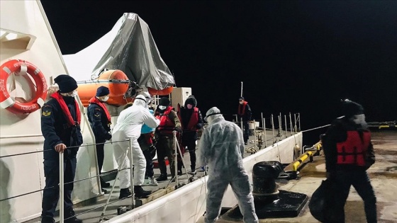 İzmir açıklarında Türk kara sularına itilen 28 sığınmacı kurtarıldı