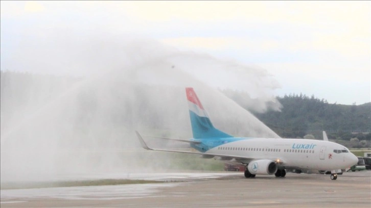 İzmir Adnan Menderes Havalimanı'nda Luxair'in ilk uçağı su takı ile karşılandı