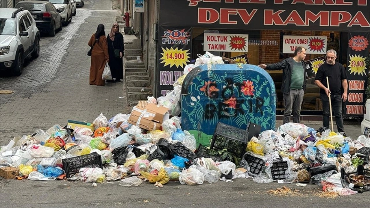 İzmir Buca'da işçilerin grevi nedeniyle sokaklarda çöp yığınları oluştu